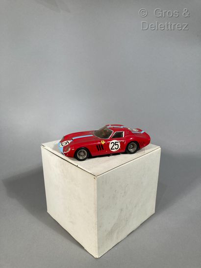 null CLUB FERRARI - FERRARI GTO 1964


Voiture miniature de couleur rouge.


Maquette...