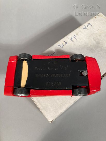 null ALEZAN - FERRARI 250 P5 


Voiture miniature de couleur rouge, kit monté.


Maquette...