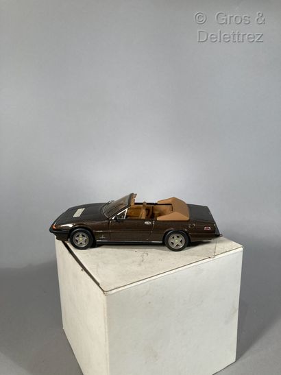 null FERRARI CONVERTIBLE 400I 


Metallic brown metallic miniature car, kit assembled....