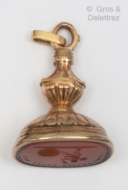 null Pendant " Cachet " in yellow gold, decorated with an intaglio on carnelian showing...