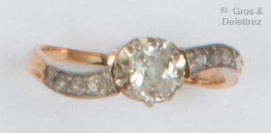 null Ring " Solitaire " in yellow gold, adorned with an old fashioned cushion diamond...