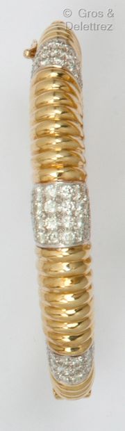 null Bracelet « Jonc » en or jaune godronné, orné de trois pavages de diamants taillés...