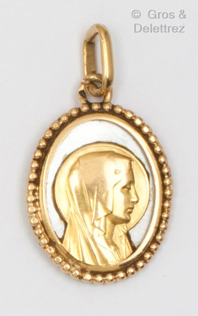 Médaille en or jaune à l’effigie de la Vierge...