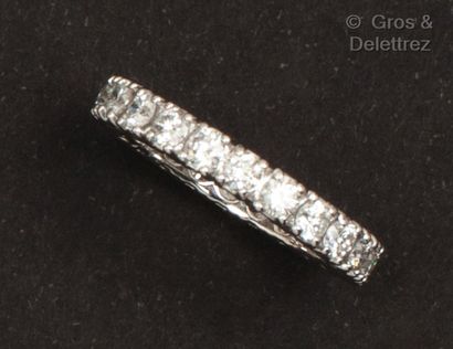 null Alliance en or gris, entièrement sertie de diamants taillés en brillant. Tour...