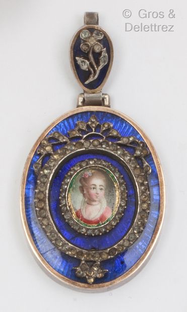 null Pendentif « Médaillon » en argent émaillé bleu basse-taille, orné d’une miniature...