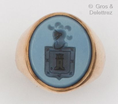 null Bague « Chevalière » en or jaune, ornée d’une intaille sur agate bicolore gravée...