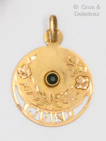 null Pendant medal " Juin " in yellow gold set with a blue stone. Longueur : 2cm....