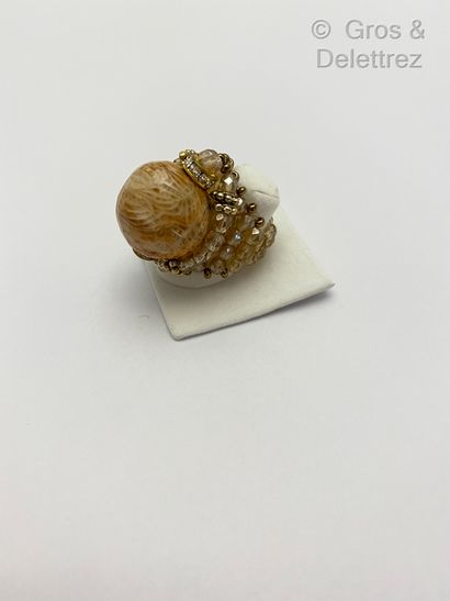 null Bague ornée d’une perle d’agate facetté, l’anneau composé de perles de rocaille....