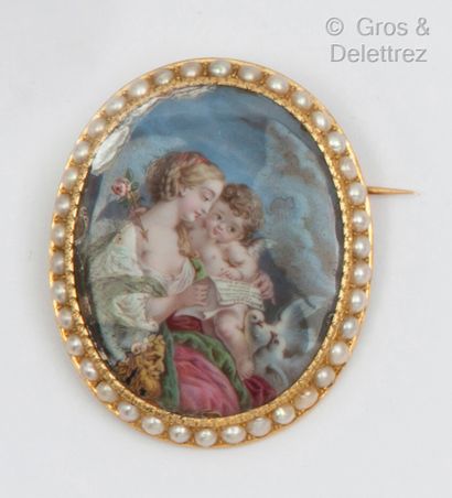 null Brooch in yellow gold, decorated with a miniature on mother-of-pearl depicting...