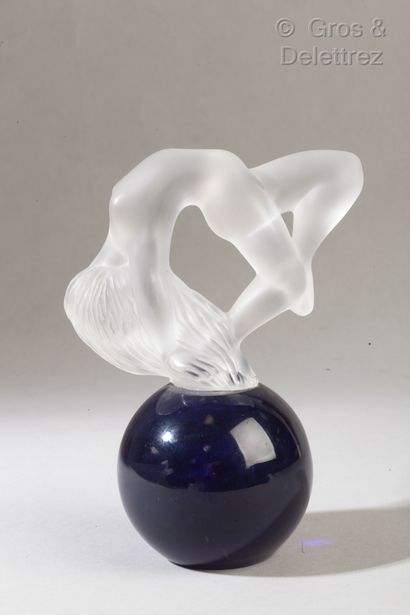 DAUM France Sculpture en verre et pate de verre figurant une femme nue contorsionné...