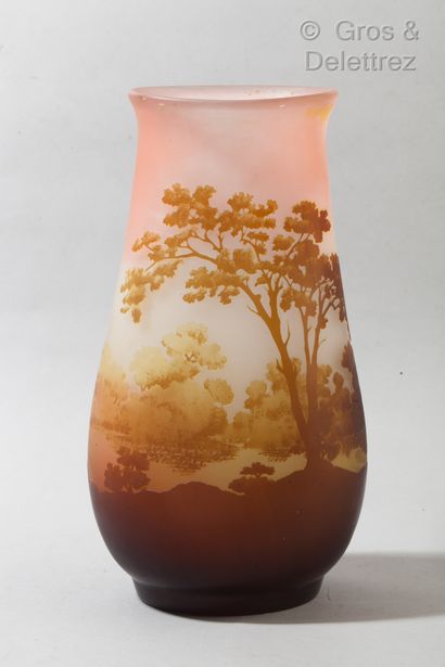 ÉTABLISSEMENTS GALLÉ Deux vases formant paire en verre à décor dégagé à l’acide de...