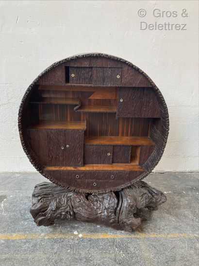 Japon, periode Meiji. Large round storage unit resting on a root-like base.

It presents...