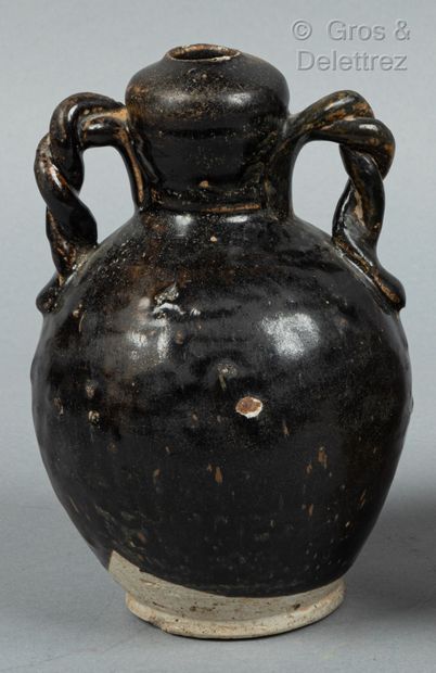 Chine, période Yuan-Ming Brown glazed ceramic pot "black ware

H. 11 cm

(Some c...