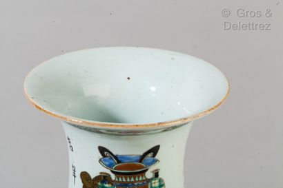 Chine, fin de la période Qing A porcelain and polychrome enamel baluster vase decorated...