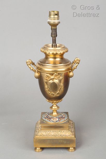 null Petit vase à deux anses en bronze doré et émaux cloisonnés sur un socle carré...
