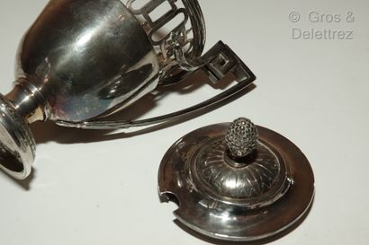 null Covered mustard pot with handle, on pedestal, out of silver and its mobile garnishing...