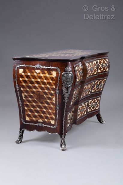 null 
Rare curved chest of drawers, the front in crossbow, rosewood veneer and violet...