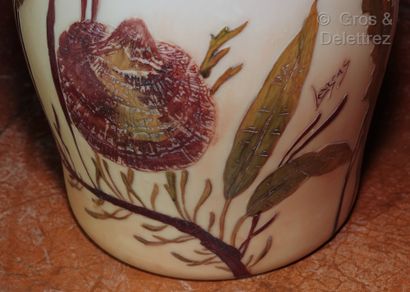 LEGRAS Important vase piriforme en pâte de verre multicouches à décor dégagé à l’acide...