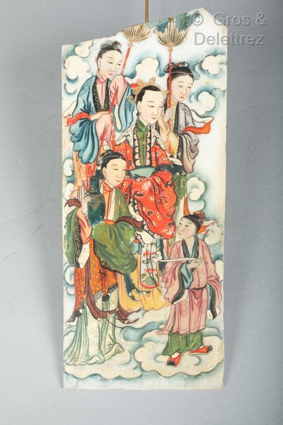 CHINE, XIXe siècle Marble plaque with painted decoration of young women on one side,...