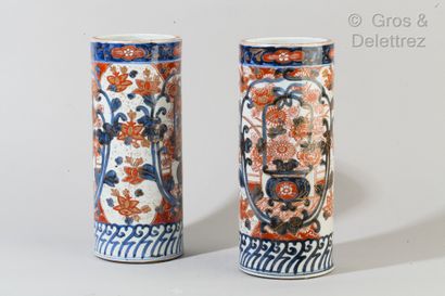 JAPON, Période MEIJI Pair of cylindrical porcelain vases with Imari decoration of...