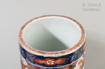 JAPON, Période MEIJI Pair of cylindrical porcelain vases with Imari decoration of...