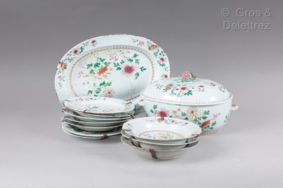 null 
Suite of ten plates (7 plates and 3 soup plates), a covered terrine and its...