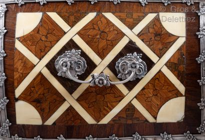  Rare commode de forme galbée à façade en arbalète, en placage de palissandre, bois...