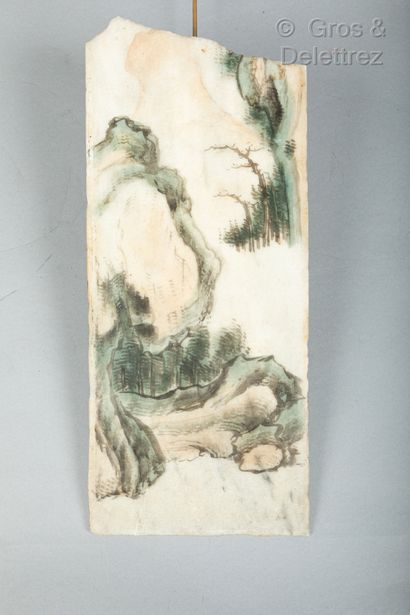 CHINE, XIXe siècle Marble plaque with painted decoration of young women on one side,...