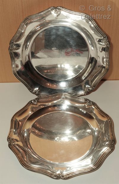 null A pair of round silver dishes, with contour fillets and leafy clasps.

Goldsmith...