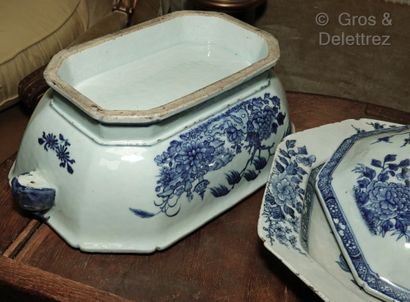 Chine, Compagnie des Indes, fin XVIIIe siècle A blue and white porcelain covered...