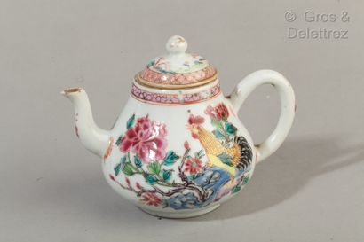 CHINE, COMPAGNIE DES INDES. Small porcelain teapot decorated in enamels of the pink...