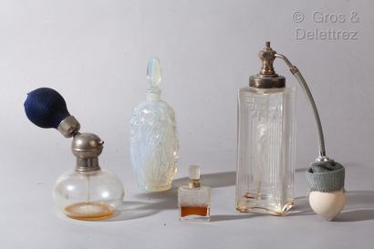 Guerlain Flacon à parfum en verre globulaire à motifs rayonnant sous la base.

Haut....