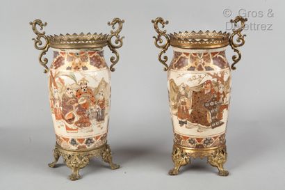 JAPON Pair of Satsuma earthenware vases with polychrome and gold decoration of characters...