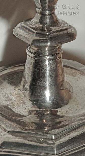 null Silver torch, the shaft in baluster, the octagonal base engraved with a coat...