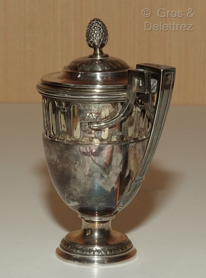 null Covered mustard pot with handle, on pedestal, out of silver and its mobile garnishing...