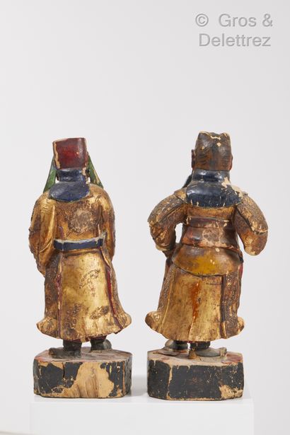 CHINE Pair of Taoist deities in carved wood, gold lacquered and polychrome. They...