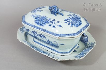 Chine, Compagnie des Indes, fin XVIIIe siècle A blue and white porcelain covered...