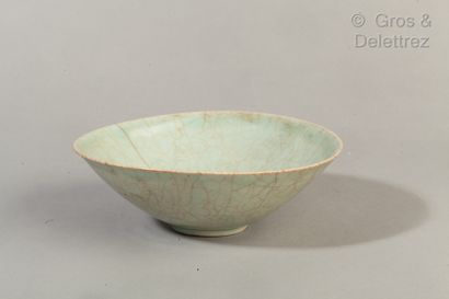 CHINE A celadon glazed porcelain bowl with clouds decoration. 

Bears the inventory...