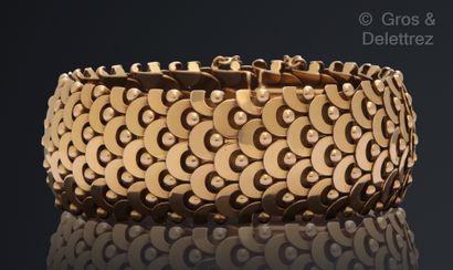 RENÉ BOIVIN (1864 - 1917) Bracelet souple en or jaune, à décor d’écailles ajourées...