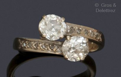 null Bague « Toi et Moi » en or gris, ornée de deux diamants de taille ancienne bordés...