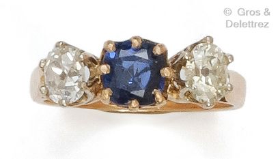 null Yellow gold ring set with a cushion-cut sapphire and two old-cut diamonds. Finger...