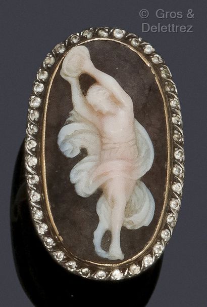 null Yellow gold and silver ring, with an agate cameo representing a nymph in a frame...