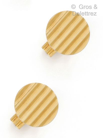  Pair of yellow gold cufflinks, each with a gadrooned disc. Length : 2cm. Gross weight:...