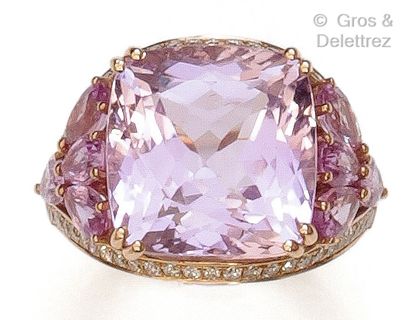 null Bague en or jaune, ornée d’une kunzite facettée épaulée de saphirs roses de...