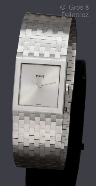 PIAGET Bracelet-montre en or gris, boîtier carré, cadran argenté. Mouvement mécanique....