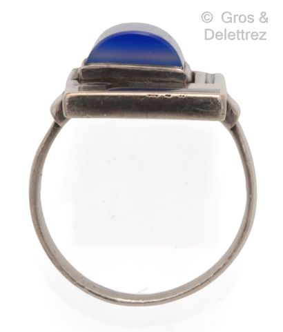 Jean DESPRES (1889 - 1980) Bague à décor géométrique en argent, vermeil et émail...