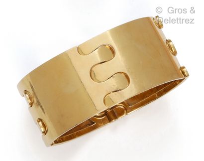  GEORGES LENFANT - Bracelet "manchette" articulé en or jaune à décor géométrique,...