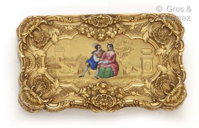  Snuffbox in yellow gold, delicately chiseled with scrolls, shells and rocaille....
