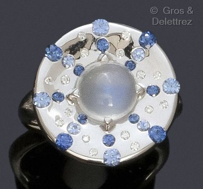 null Bague « Odyssée » en or gris, ornée d’un cabochon de pierre de lune dans un...