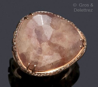 null Openwork pink gold ring set with faceted pink quartz highlighted with brilliant-cut...